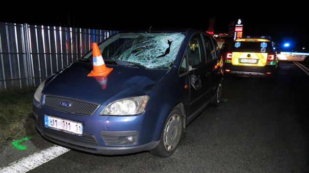 Auto mue srazilo, kdy pechzel frekventovanou silnici v katastru Velena. (9. prosince 2018)