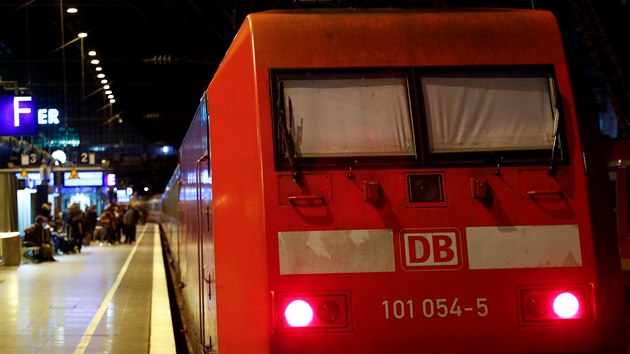 Zasten okna lokomotivy spolenosti Deutsche Bahn bhem stvky nmeckch elezni za vy platy.