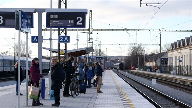 Cestujc ekaj na vlak na brnnskm dolnm ndra.