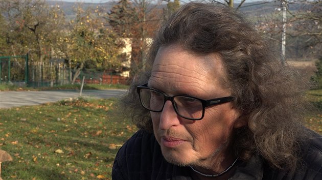 Řezbář Libor Bartoš, který vyřezával sochy pro dřevěný betlém pro Blansko.