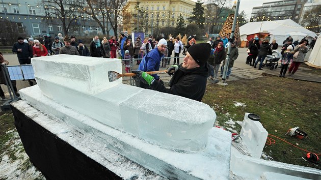 Vroba sochy Titanicu z ledu na Moravsk nmst v Brn (14. prosince 2018)