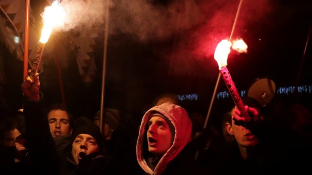 Lid v Budapeti protestovali ped sdlem televize. (17. prosince 2018)