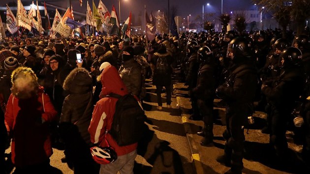 Lid v Budapeti protestovali ped sdlem televize. (17. prosince 2018)