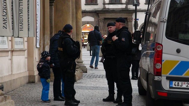 Policist v adventnm ase hldkuj na Staromstskm nmst se samopaly (12. 12. 2018)