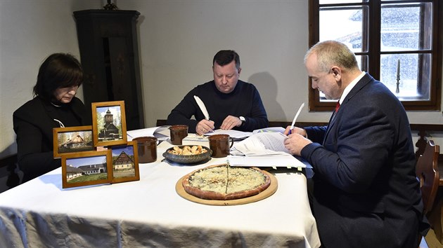 Smlouvu, která spojí čtyři muzea v novou kulturní instituci Národní muzeum v přírodě, podepsali v historickém objektu Fojtství z Velkých Karlovic generální ředitelka Národního památkového ústavu Naděžda Goryczková, ministr kultury Antonín Staněk a ředitel Valašského muzea v přírodě Jindřich Ondruš.