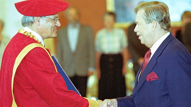 Prezident Vclav Havel jmenoval Petra Shu rektorem Univerzity Tome Bati ve Zln 10. kvtna 2001. Ped zaloenm univerzity psobil Sha jako prorektor brnnskho Vysokho uen technickho.