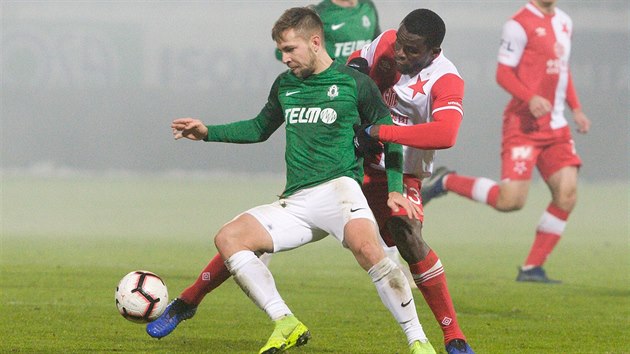 Jabloneck Jakub Povaanec (vlevo) a Michael Ngadeu ze Slavie v souboji.