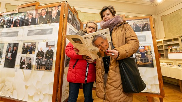 V perovskm mstskm dom se konalo veejn rozlouen s vlenm veternem a majitelem podniku Meopta Paulem Rausnitzem.