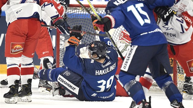 Finsk hokejista Anrei Hakulinen slav gl proti esk reprezentaci.