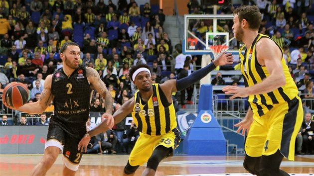 Mike James (vlevo) z Milna to na ko Fenerbahce, obeel Bobbyho Dixona (uprosted) a chyst se na Nicolo Melliho.