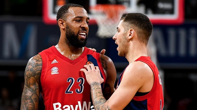 Derrick Williams (vlevo) a Stefan Jovi jsou spokojen s hrou Bayernu.