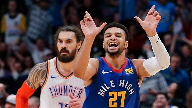 Jamal Murray (vpravo) z Denveru slav, v pozad Steven Adams z Oklahoma City.