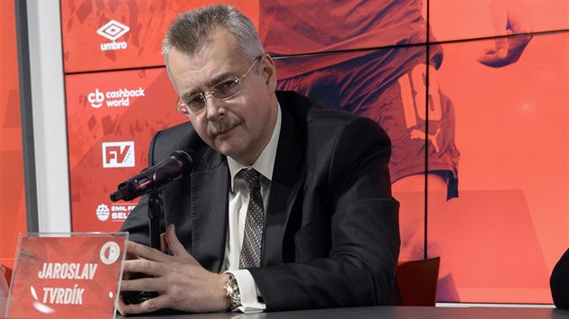 Jaroslav Tvrdk, pedseda pedstavenstva fotbalov Slavie, na tiskov konferenci.