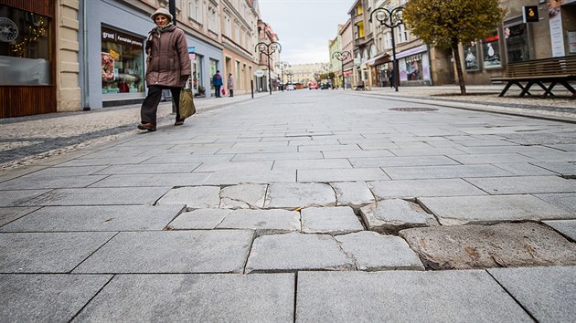 Popraskan mramorov dladice p zny ve vehlov ulici v Hradci Krlov.