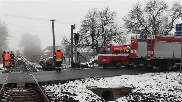 Nehoda vlaku a osobnho auta u ervenho Kostelce (18.12.2018).