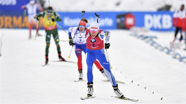 Finsk biatlonistka Kaisa Mkrinenov dobh do cle sthacho zvodu v Hochfilzenu.