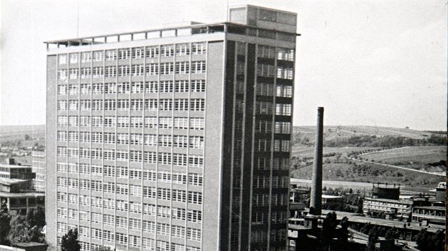 Nejvy budovu v eskoslovensku obdivovali nvtvnci Zlna i jeho obyvatel. Takhle vypadal pohled na Bav mrakodrap z obchodnho domu v roce 1940.