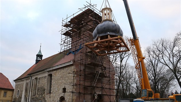 Instalace nov bn na v leneickho kostela