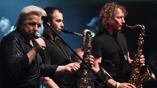 Pavel Sedlek (vlevo) vystoupil se skupinou Cadillac 16. prosince 2018 na obnovenm eskoslovenskm beat-festivalu v prask Lucern.