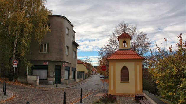 Steovick zvonika z konce 19. stolet stoj piblin v polovin pten komunikace Starch Steovic.



Steovick zvonika 
Stresovicka zvonicka 1.jpg  

el stavby



funkn zvonika 
 

Zkladn informace


Vstavba
konec 19. stolet 

Materil
zdivo 

Poloha


Adresa
Nad Hradnm vodojemem, Praha, esko esko 

Souadnice
505′34″ s. ., 1422′25″ v. d. 






Wikimedia |  OpenStreetMap
 

Nkter data mohou pochzet z datov poloky. 


Zvonika ve Steovicch je jednou z dominant tto tvrti. Steovick zvonika z konce 19. stolet stoj piblin v polovin pten komunikace Starch Steovic. 
