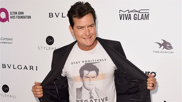 Charlie Sheen dorazil na verek AIDS Foundation Oscars Party, kter podal Elton John (Los Angeles, 28. nora 2016).