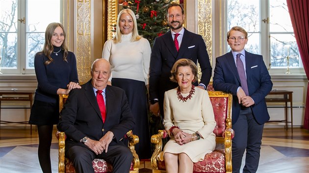 Norsk princezna Ingrid Alexandra, krl Harald V., korunn princezna Mette-Marit, korunn princ Haakon, krlovna Sonja a princ Sverre Magnus (Oslo, 14. prosince 2018)