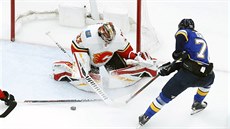 Oskar Sundqvist ze St. Louis se snaží překonat Davida Ritticha v brance Calgary. Oskar Sundqvist ze St. Louis se snaží překonat Davida Ritticha v brance Calgary.