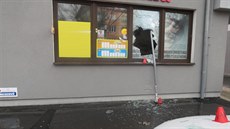 Řidič při parkování povalil dopravní značku, ta skončila ve výloze trafiky. Řidič při parkování povalil dopravní značku, ta skončila ve výloze trafiky.