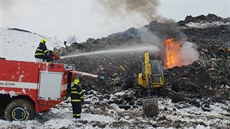 Požár skládky v Činově u Doupovského Hradiště. Požár skládky v Činově u Doupovského Hradiště.