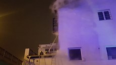 Hasiči likvidují požár billboardu a části střechy klubu MeetFactory na pražském... Hasiči likvidují požár billboardu a části střechy klubu MeetFactory na pražském...