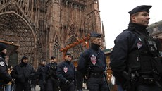 Francouzská policie dohlíí na provoz vánoních trh ve trasburku (14.12.2018)