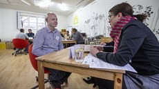 Vězni trénují, jak mluvit u pohovoru. Vězni trénují, jak mluvit u pohovoru.