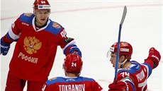 Ruský tým se raduje z gólu v utkání proti esku v rámci hokejového turnaje...