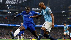 Hrá Manchesteru City Fernandinho (vpravo) a Kurt Zouma z Evertonu ve vzájemném...