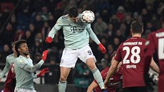 Robert Lewandowski z Bayernu hlavikuje v utkání proti Hannoveru.