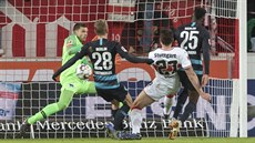 Hrá Stuttgartu Mario Gomez (v bílém) dává gól v utkání proti Hert.