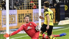 Raphael Guerreiro z Dortmundu se snaží překonat brankáře Brém Jiřího Pavlenku. Raphael Guerreiro z Dortmundu se snaží překonat brankáře Brém Jiřího Pavlenku.