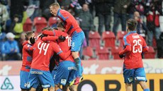 Hráči Plzně se radují ze vstřeleného gólu v utkání proti Karviné. Hráči Plzně se radují ze vstřeleného gólu v utkání proti Karviné.
