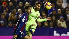 Jose Gomez Campana z Levante (vlevo) se snaží ubránit Lionela Messiho z... Jose Gomez Campana z Levante (vlevo) se snaží ubránit Lionela Messiho z...