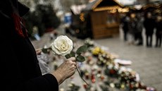 Lidé si v Berlíně připomněli oběti předloňského teroristického útoku na vánoční... Lidé si v Berlíně připomněli oběti předloňského teroristického útoku na vánoční...