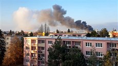 Požár v Horních Počernicích pohledem z tamní průmyslové a obchodní zóny. (13.... Požár v Horních Počernicích pohledem z tamní průmyslové a obchodní zóny. (13....
