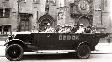 Automobil cestovní kanceláře Čedok s turisty pod pražským orlojem (1931) Automobil cestovní kanceláře Čedok s turisty pod pražským orlojem (1931)
