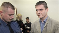 Lubomír Varga (vpravo), obžalovaný ze znásilnění a loupeže, po příchodu do... Lubomír Varga (vpravo), obžalovaný ze znásilnění a loupeže, po příchodu do...