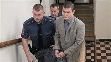 Justiční stráž přivádí Lubomíra Vargu do soudní síně. (11. prosince 2018) Justiční stráž přivádí Lubomíra Vargu do soudní síně. (11. prosince 2018)