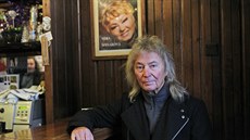 Petr Němec pod plakátem kamarádky Věry Špinarové ve slavném ostravském baru... Petr Němec pod plakátem kamarádky Věry Špinarové ve slavném ostravském baru...