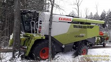 Hasiči vyprošťovali u Losiné kombajn, který sjel do zasněženého příkopu. (13.... Hasiči vyprošťovali u Losiné kombajn, který sjel do zasněženého příkopu. (13....