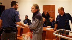 Dvaapadesátiletý Vladimír Veselský opakovaně unášel svého syna Vojtěcha Špačka.... Dvaapadesátiletý Vladimír Veselský opakovaně unášel svého syna Vojtěcha Špačka....