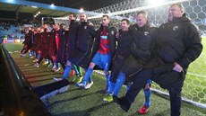 Plzeňský kouč Pavel Vrba se svými svěřenci slaví před kotlem fanouškům výhru na... Plzeňský kouč Pavel Vrba se svými svěřenci slaví před kotlem fanouškům výhru na...