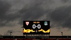 Sevilla proti Krasnodaru, pohled na svtelnou tabuli stadionu Ramona Sancheze...
