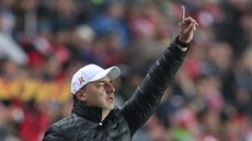 Slávistický trenér Jindřich Trpišovský diriguje své hráče v utkání Evropské... Slávistický trenér Jindřich Trpišovský diriguje své hráče v utkání Evropské...